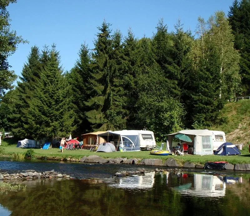 Emplacement En Bord De Rivière + Camping-Car Ou Voiture Et Caravane + Electricité