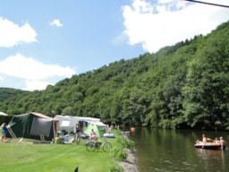 Kampeerplaats(en) - Standplaats Aan De Rivier + 1 Voertuig +Caravan /  Tent / Vouwwagen + Elektriciteit - Camping Bissen