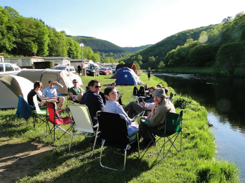 Petit Emplacement Tente En Bord De Rivière + Voiture + Électricité