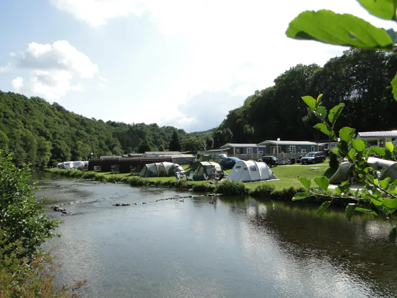 Petit Emplacement Tente En Bord De Rivière + Voiture + Électricité