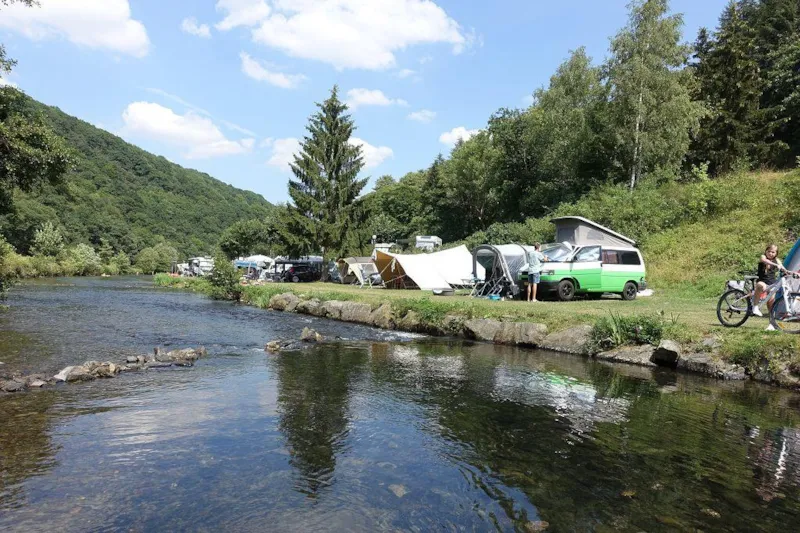 Emplacement En Bord De Rivière: Caravan/ Tente / Caravane Pliante + Voiture + Électricité