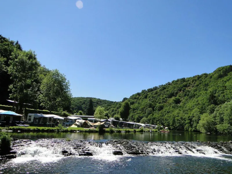 Emplacement En Bord De Rivière: Caravan/ Tente / Caravane Pliante + Voiture + Électricité
