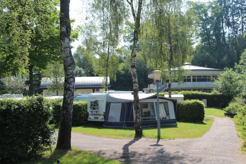 Emplacement Caravane + 1 Voiture Et 1 Persone