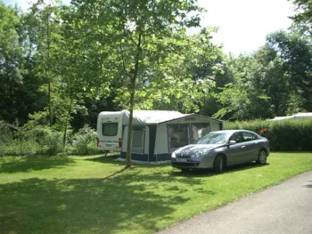 Stellplatz - Stellplatz + Strom + Fahrzeug - Camping Tohapi - Le Parc de la Fecht