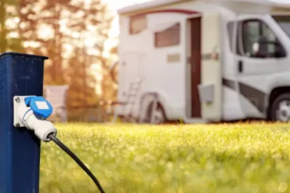 Emplacement Essential | Véhicule -7 M | 100-120 M² | Électricité, Pas D'eau