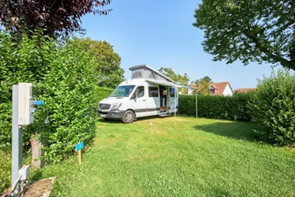 Emplacement Essential | Véhicule +7 M | 100-120 M² | Électricité, Pas D'eau