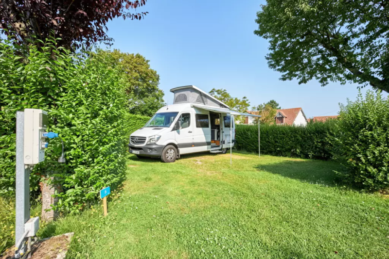 Stellplatz Essential | Fahrzeug +7 m | 100-120 m² | Elektrizität, kein Wasser