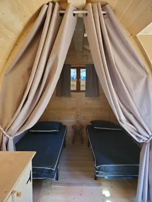 Locatif - Pod en bois 4 pers. (sans sanitaires privatifs). Emplacement 16H - Camping Les Airelles