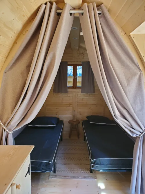 Location - Pod En Bois 4 Pers. (Sans Sanitaires Privatifs). Emplacement 16H - image n°1 - Camping Les Airelles