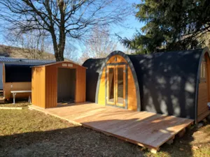Locatif - Pod en bois 4 pers. (sans sanitaires privatifs). Emplacement 9H - Camping Les Airelles