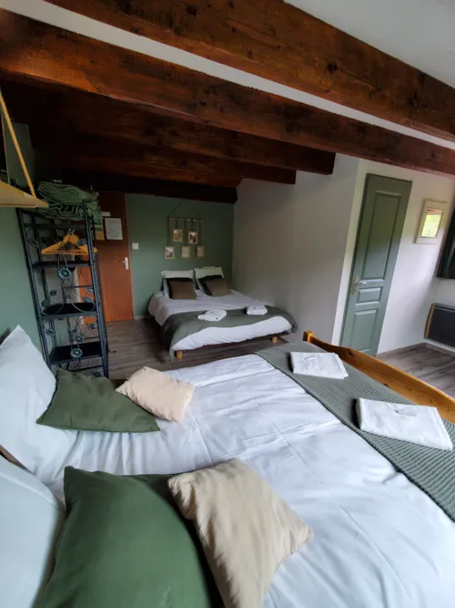 Bedroom - Chambre N°6 - image n°2 - Camping Les Airelles