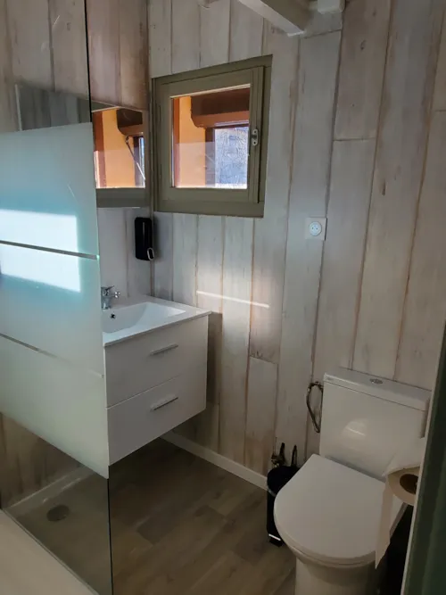Bedroom - Chambre N°6 - image n°6 - Camping Les Airelles