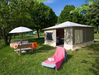 Mietunterkunft - Eichhörnchen - Zelt 20 M² - Camping Ushuaïa Villages les Pins d'Ucel