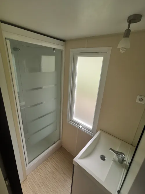 Huuraccommodatie(s) - Hirondelle - Clim + Tv Stacaravan  28 M² + Tv - image n°6 - Ushuaïa Villages - Camping Les Pins d'Ucel ****