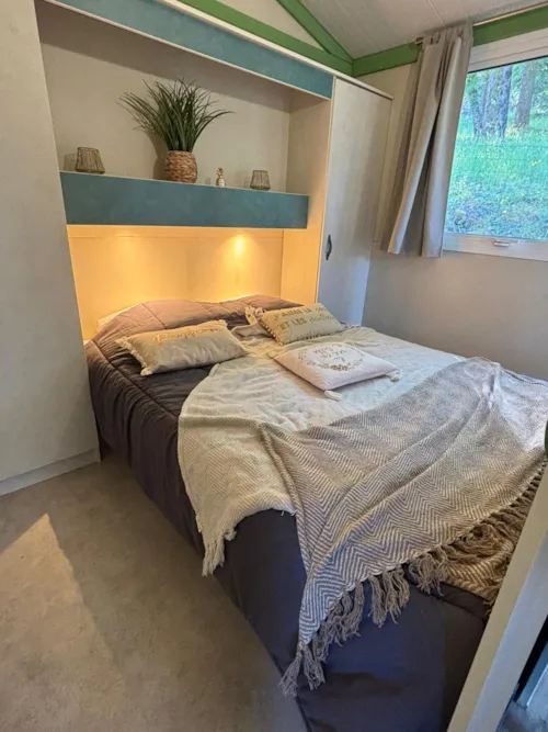 Huuraccommodatie(s) - Mimosa - Clim + Tv Chalet 27M² + Tv - image n°3 - Ushuaïa Villages - Camping Les Pins d'Ucel ****