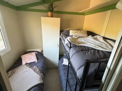 Huuraccommodatie(s) - Mimosa - Clim + Tv Chalet 27M² + Tv - image n°4 - Ushuaïa Villages - Camping Les Pins d'Ucel ****