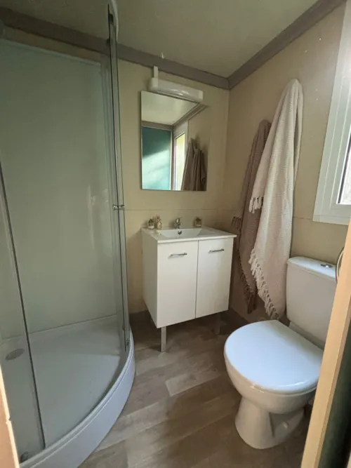 Huuraccommodatie(s) - Mimosa - Clim + Tv Chalet 27M² + Tv - image n°5 - Ushuaïa Villages - Camping Les Pins d'Ucel ****