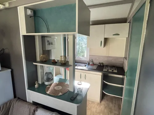 Huuraccommodatie(s) - Mimosa - Clim + Tv Chalet 27M² + Tv - image n°6 - Ushuaïa Villages - Camping Les Pins d'Ucel ****