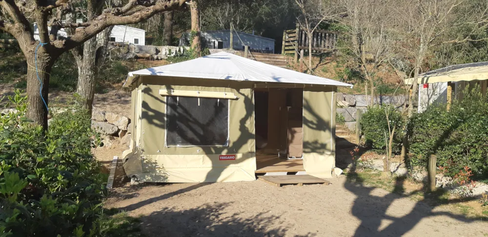 Huuraccommodatie(s) - Bungalow Toilé  De 20 M² Comprenant 2 Chambres Avec  Kitchenette  Équipée  D'ustensiles De Cuisine ,  D'une  Gazinière Et  D'un  Frigo Top - Camping du Midi