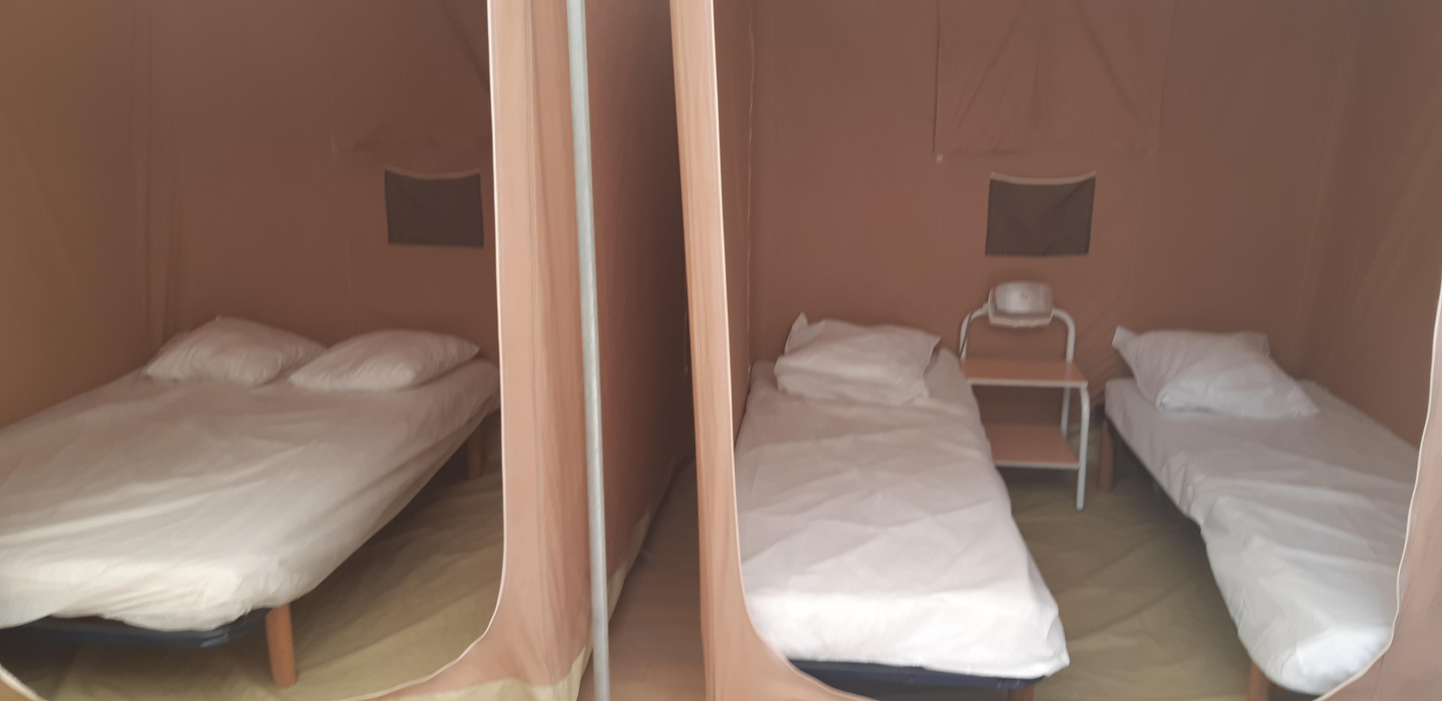 Accommodation - Bungalow Toilé  De 20 M² Comprenant 2 Chambres Avec  Kitchenette  Équipée  D'ustensiles De Cuisine ,  D'une  Gazinière Et  D'un  Frigo Top - Camping du Midi