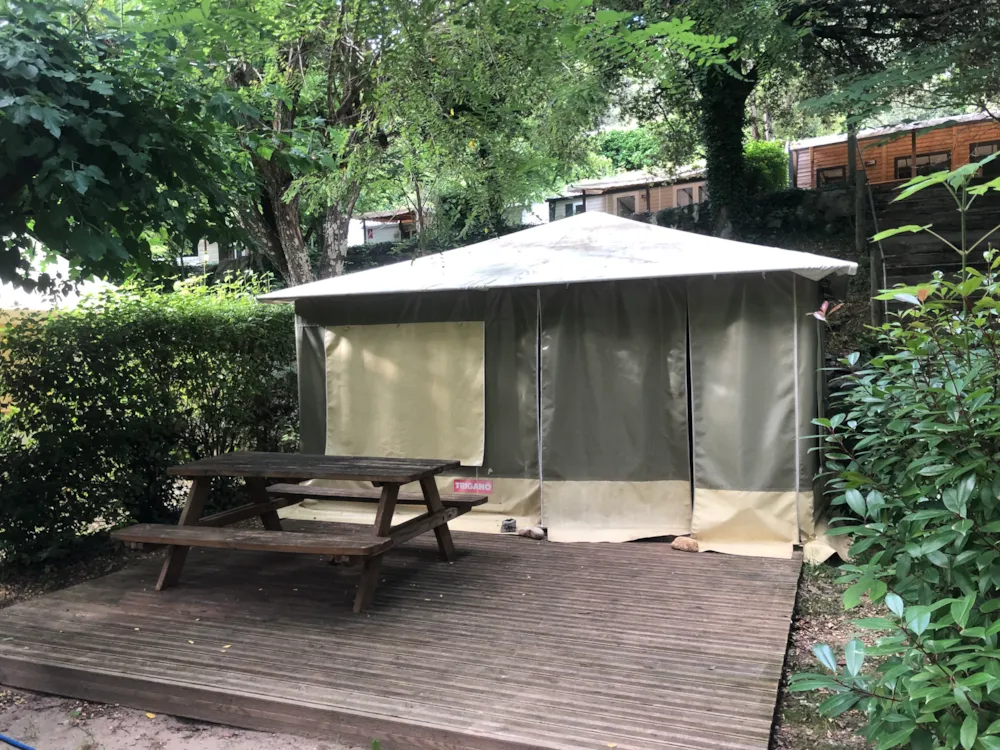 Mietunterkunft - Bungalow Toilé  De 20 M² Comprenant 2 Chambres Avec  Kitchenette  Équipée  D'ustensiles De Cuisine ,  D'une  Gazinière Et  D'un  Frigo Top - Camping du Midi