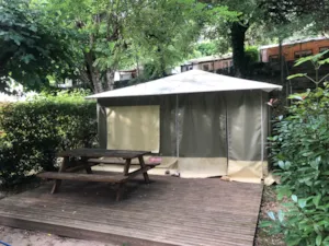 Locatif - Bungalow Toilé  de 20 m² comprenant 2 chambres avec  Kitchenette  équipée  d'ustensiles de cuisine ,  d'une  gazinière et  d'un  frigo top - Camping du Midi