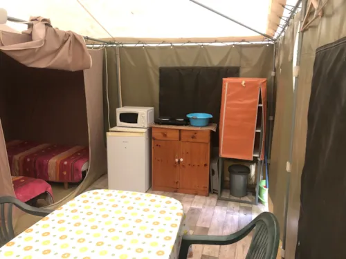 Huuraccommodatie(s) - Bungalow Toilé  De 20 M² Comprenant 2 Chambres Avec  Kitchenette  Équipée  D'ustensiles De Cuisine ,  D'une  Gazinière Et  D'un  Frigo Top - image n°2 - Camping du Midi