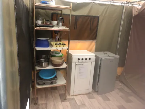 Huuraccommodatie(s) - Bungalow Toilé  De 20 M² Comprenant 2 Chambres Avec  Kitchenette  Équipée  D'ustensiles De Cuisine ,  D'une  Gazinière Et  D'un  Frigo Top - image n°3 - Camping du Midi