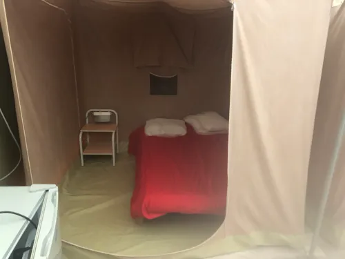 Huuraccommodatie(s) - Bungalow Toilé  De 20 M² Comprenant 2 Chambres Avec  Kitchenette  Équipée  D'ustensiles De Cuisine ,  D'une  Gazinière Et  D'un  Frigo Top - image n°4 - Camping du Midi