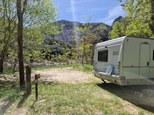 Emplacement - Stellplatz am Flussufer + 1 Auto + Zelt oder Wohnwagen oder Wohnmobil - Camp des Gorges | Camping Nature ***