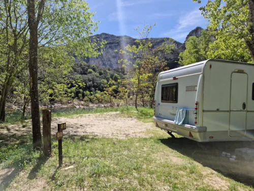 Stellplatz - Stellplatz Am Flussufer + 1 Auto + Zelt Oder Wohnwagen Oder Wohnmobil - image n°1 - Camp des Gorges | Camping Nature ***