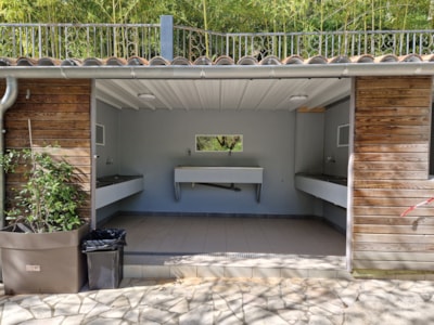 Riverside pitch + 1 car + tent or caravan or camper van — 7