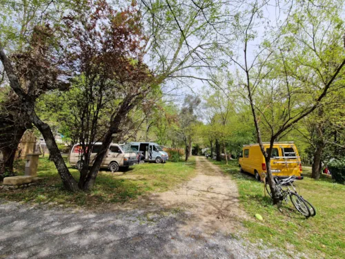 Stellplatz - Stellplatz + 1 Auto + Zelt Oder Wohnwagen Oder Wohnmobil - image n°2 - Camp des Gorges | Camping Nature ***