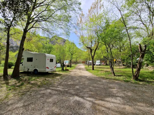 Stellplatz - Stellplatz + 1 Auto + Zelt Oder Wohnwagen Oder Wohnmobil - image n°6 - Camp des Gorges | Camping Nature ***