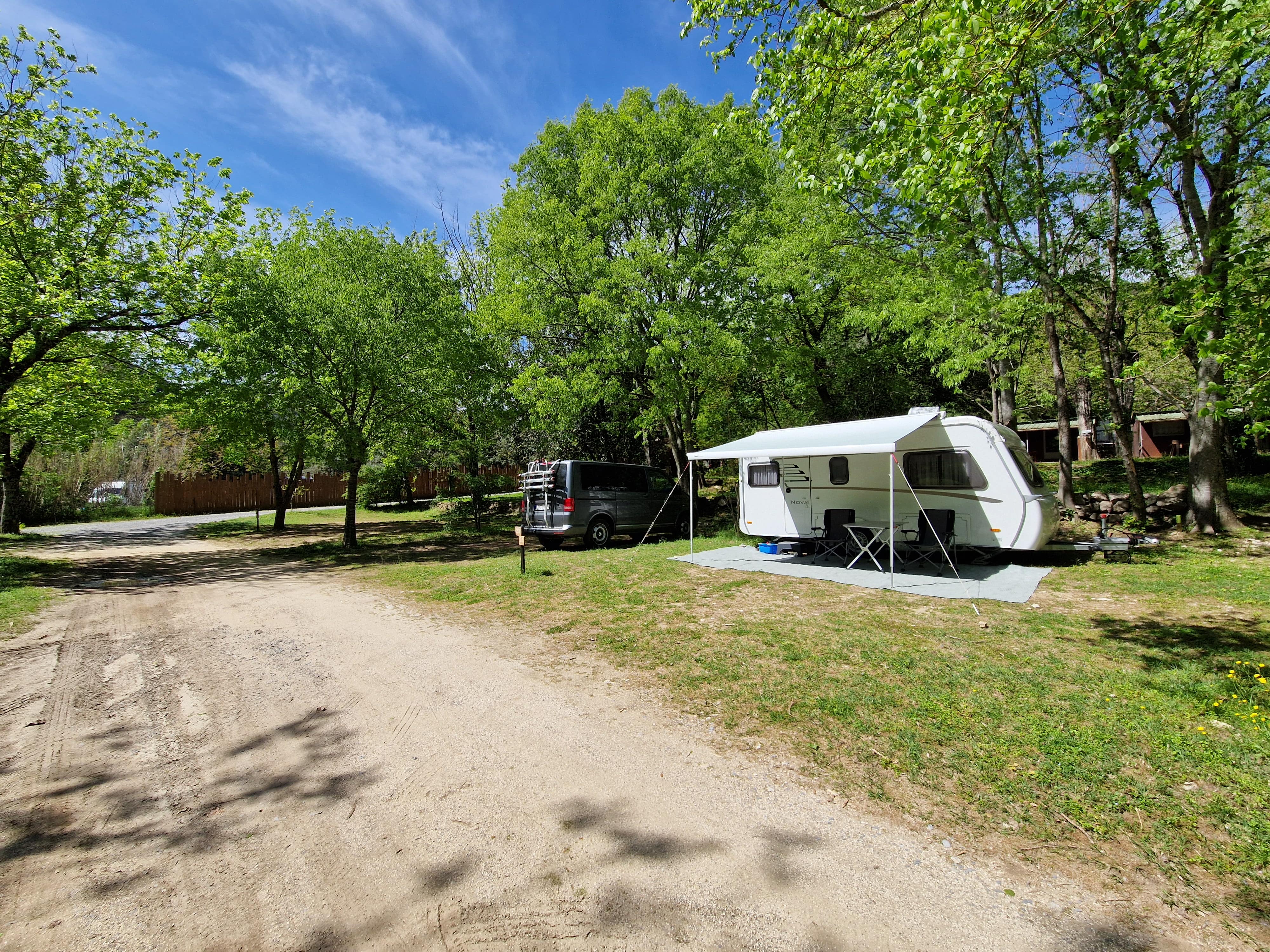 Kampeerplaats + 1 auto + Tent og caravan og kampeerauto