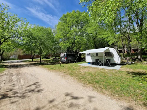 Stellplatz - Stellplatz + 1 Auto + Zelt Oder Wohnwagen Oder Wohnmobil - image n°1 - Camp des Gorges | Camping Nature ***