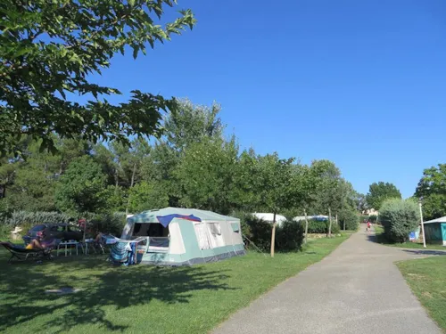 Stellplatz - Pauschale: Stellplatz + Wagen + Warmwasser - image n°2 - Camping La Rouvière Les Pins