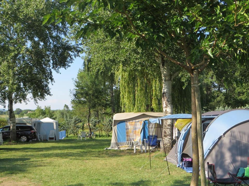 Kampeerplaats - Forfait (Pakketprijs): Kampeerplaats + Voertuig + Warm Water - Camping La Rouvière Les Pins