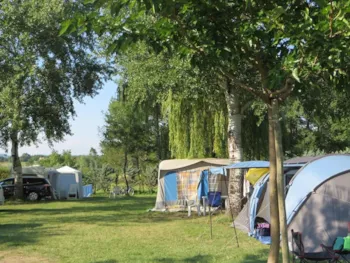 Stellplatz - Pauschale: Stellplatz + Wagen + Warmwasser - Camping La Rouvière Les Pins