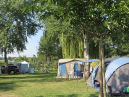 Kampeerplaats(en) - Forfait (Pakketprijs): Kampeerplaats + Voertuig + Warm Water - Camping La Rouvière Les Pins