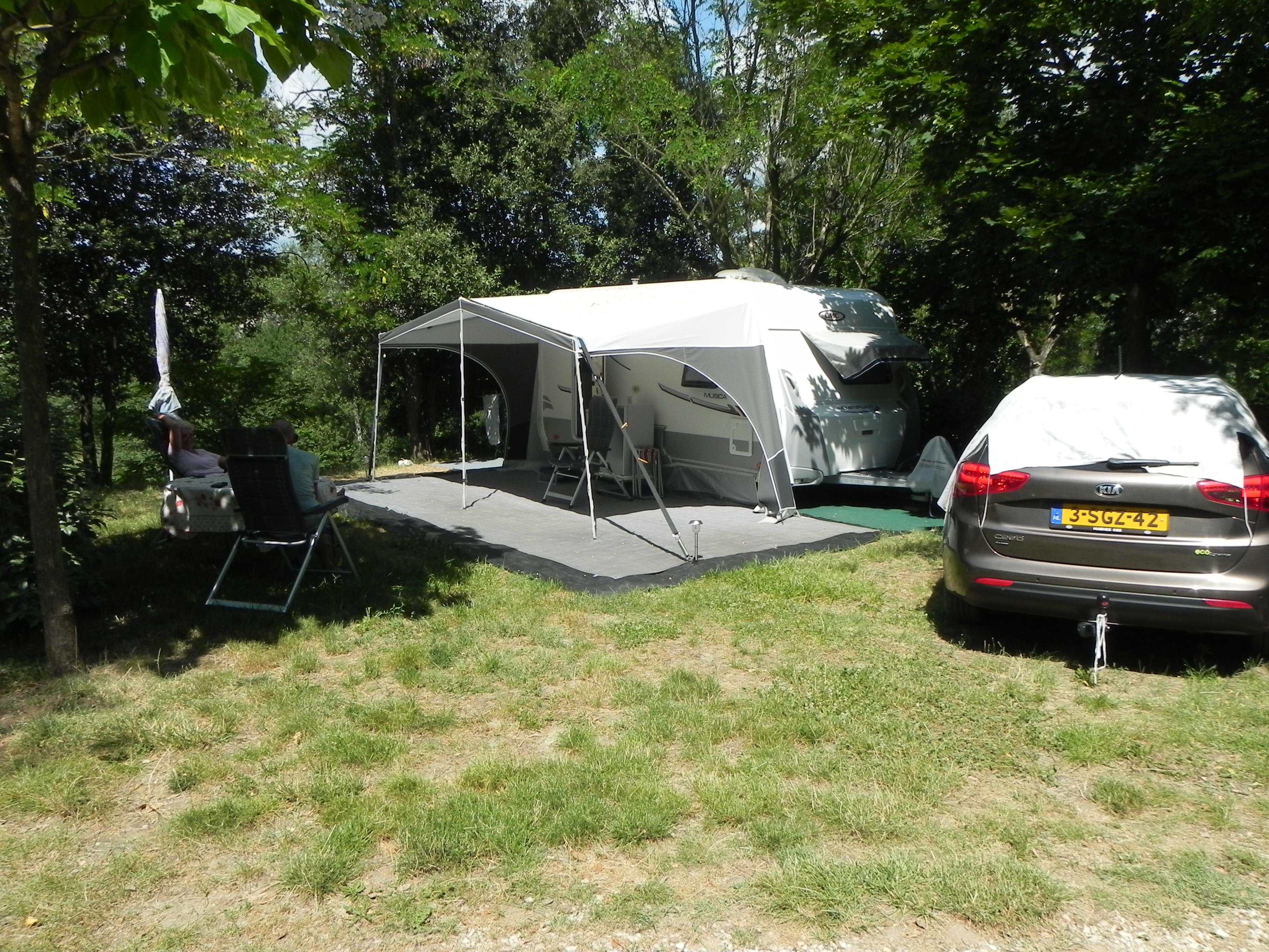 Kampeerplaats - Kampeerplaats Tent Og Caravan + 1 Auto - Camping LE CARPENTY