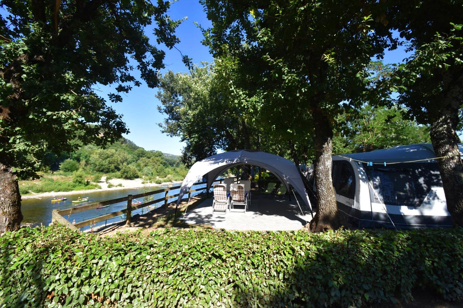 Kampeerplaats - Lente Standard: Kampeerplaats + Voertuig + Tent Og Caravan - Camping Rives d'Arc