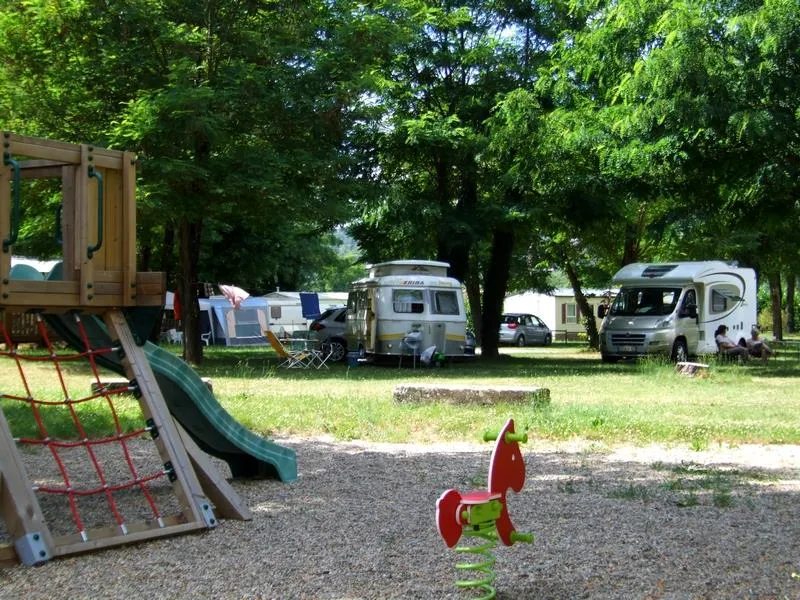 Piazzola tenda e auto o roulotte o camper (elettricità extra, presa europea non fornita)