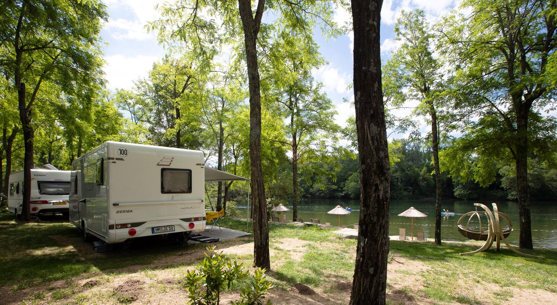 Pitch - Camping Pitch "Riverside", Including 10 Ampère Electricity - CAMPING LA ROUBINE