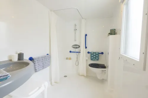 Location - Cottage 2 Chambres *** Adapté Aux Personnes À Mobilité Réduite - image n°6 - Camping Sandaya La Roubine