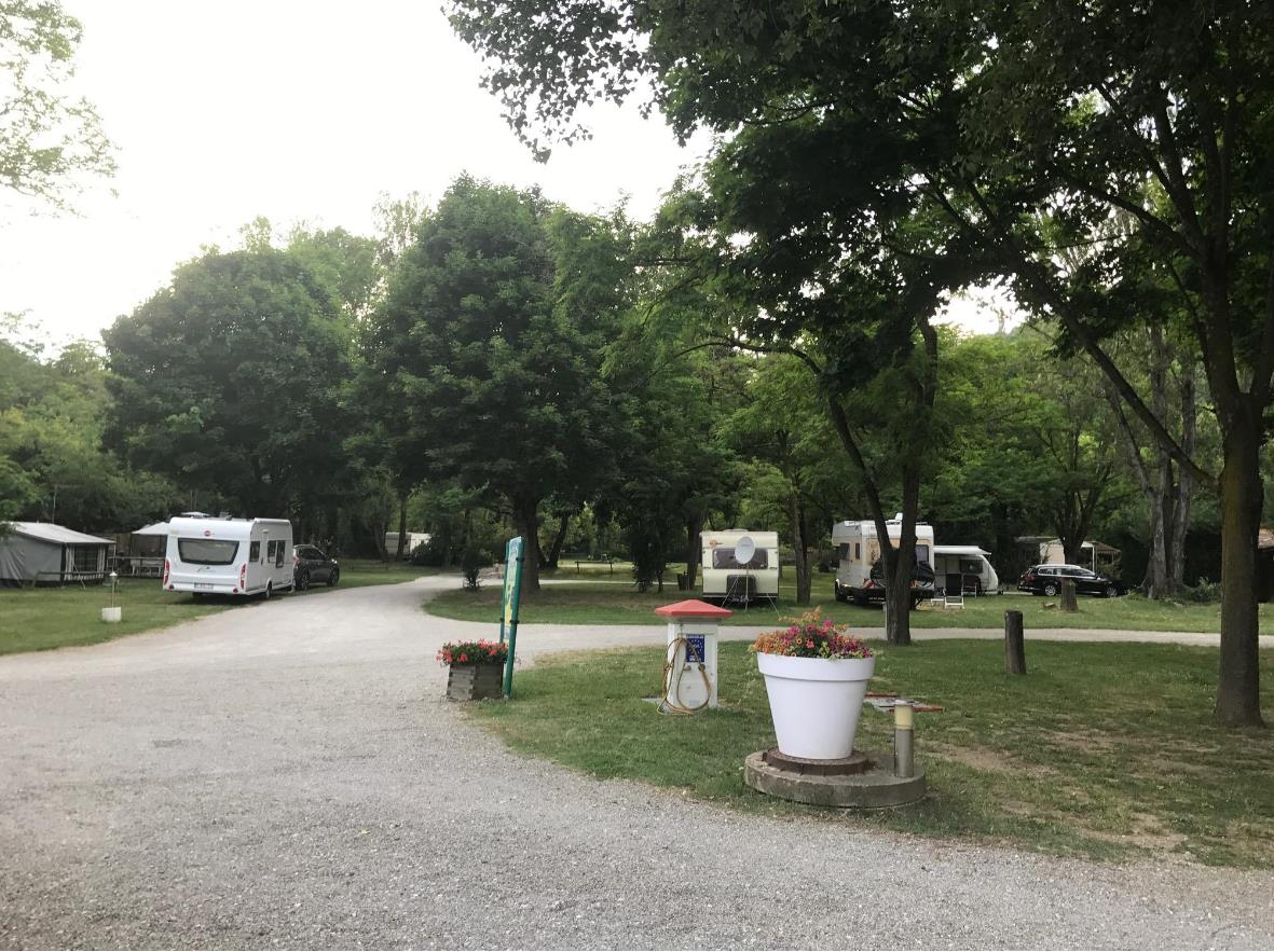 Emplacement - Forfait Emplacement Camping - Camping Les Acacias