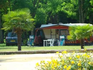Kampeerplaats(en) - Standplaats Standard Met Elektriciteit + Auto - image n°3 - Camping La Grand'Terre