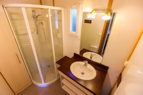 Accommodation - Chalet Rêve 2 Bedrooms Air-Conditioning - image n°8 - Ushuaïa Villages - Camping Les Cruses ***