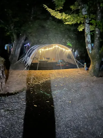 Emplacement - Emplacement Standard Tente Et Caravane Pliante - CAMPING LES CRUSES