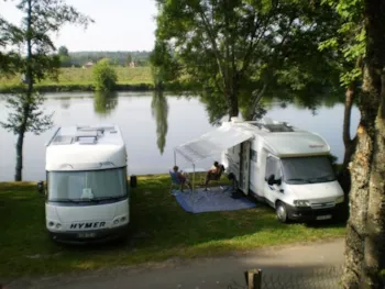 Stellplatz - Stellplatcampingstelle Im Flußbord Mit Elektrizität - Camping Les Bö-Bains ****